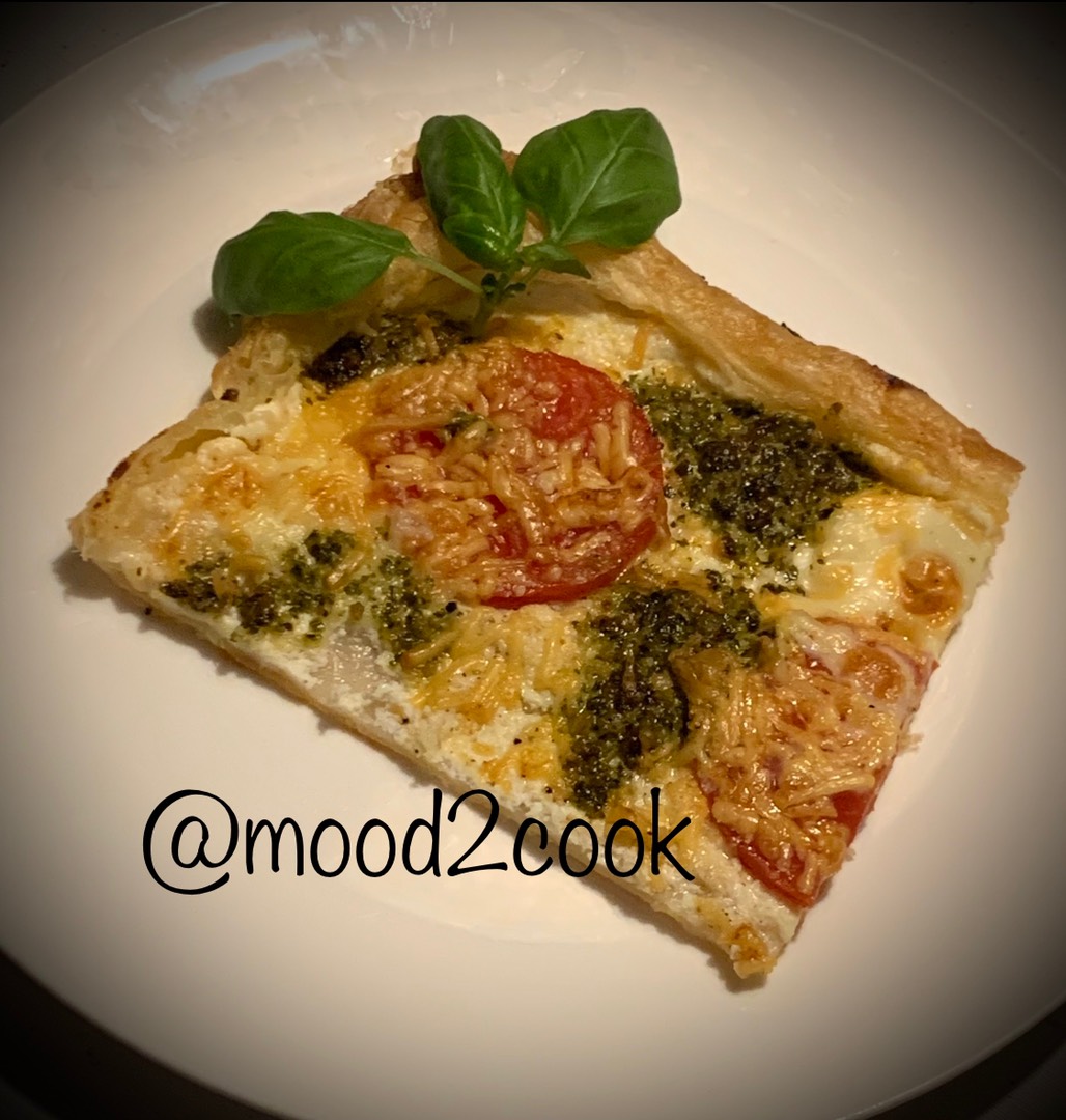Пицца из слоенного теста с песто, моцареллой и помидорами