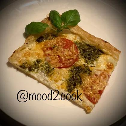 Пицца из слоенного теста с песто, моцареллой и помидорами