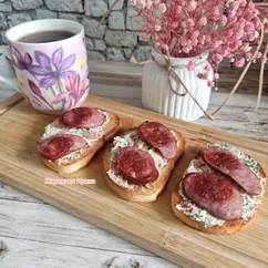 Бутерброды с творожным сыром, вялеными помидорами и колбасой