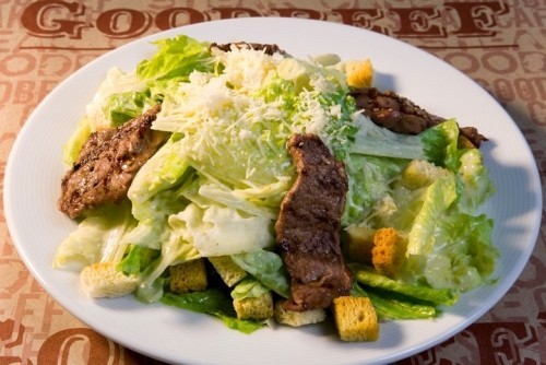 Цезарь с маслинами и огурцами