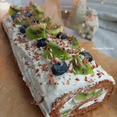 Шоколадный рулет с киви, черникой и сливочным кремом