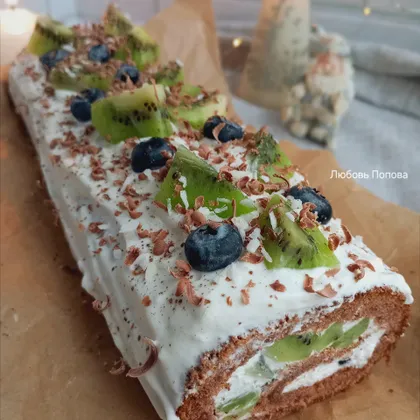 Шоколадный рулет с киви, черникой и сливочным кремом