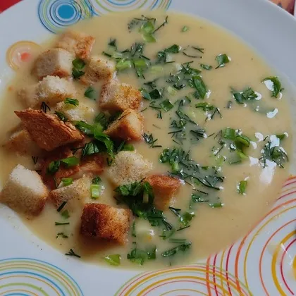 Сырный крем-суп с чесночными гренками