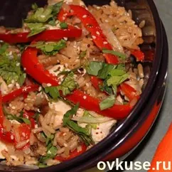 Тёплый салат с рисом и курицей