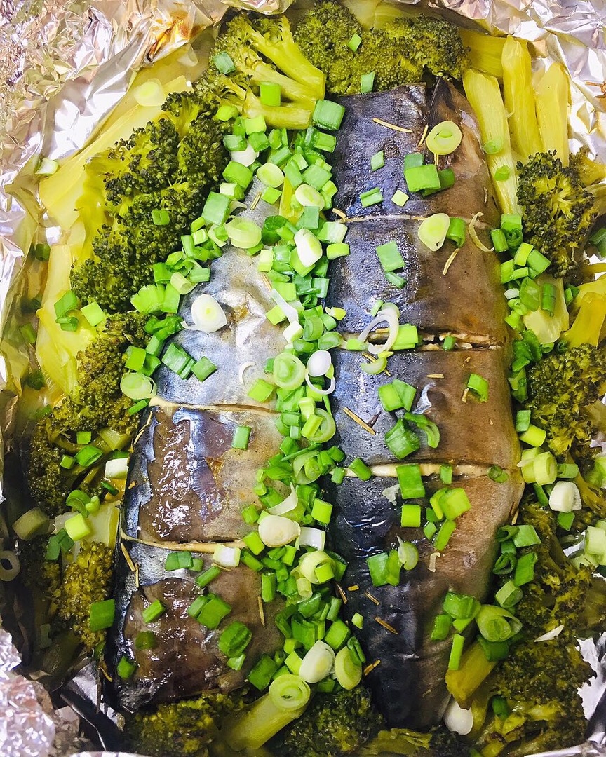 Скумбрия на луковой подушке м брокколи