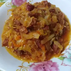 Тушеная капуста с копчеными свиными ребрышками