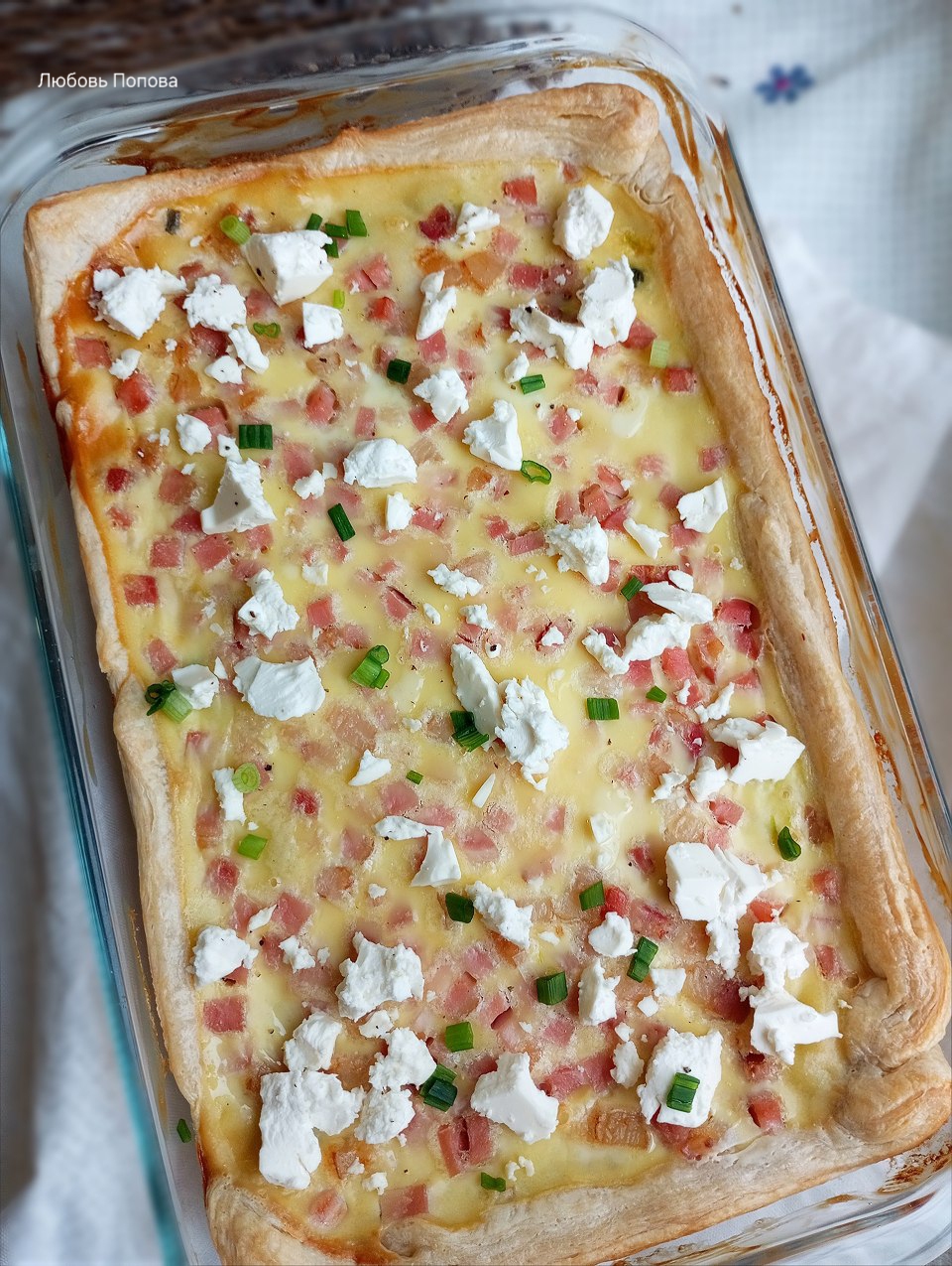 Пирог из слоёного теста с кабачками, копчёным окороком и зелёным луком
