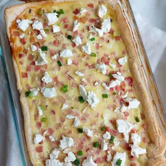 Пирог из слоёного теста с кабачками, копчёным окороком и зелёным луком