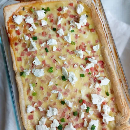 Пирог из слоёного теста с кабачками, копчёным окороком и зелёным луком