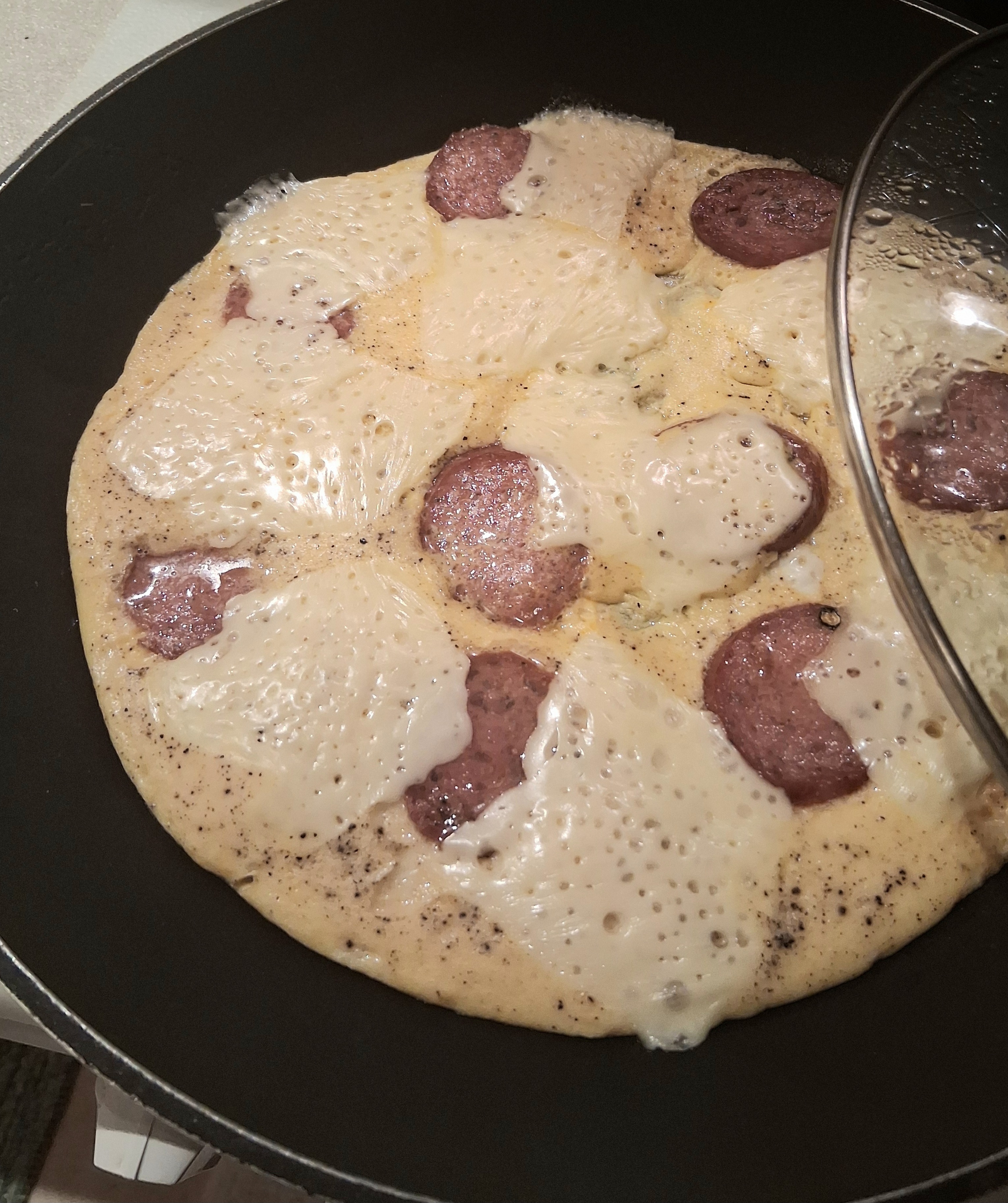 На скорую руку: яичница с колбасой и сыром