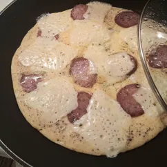 На скорую руку: яичница с колбасой и сыром