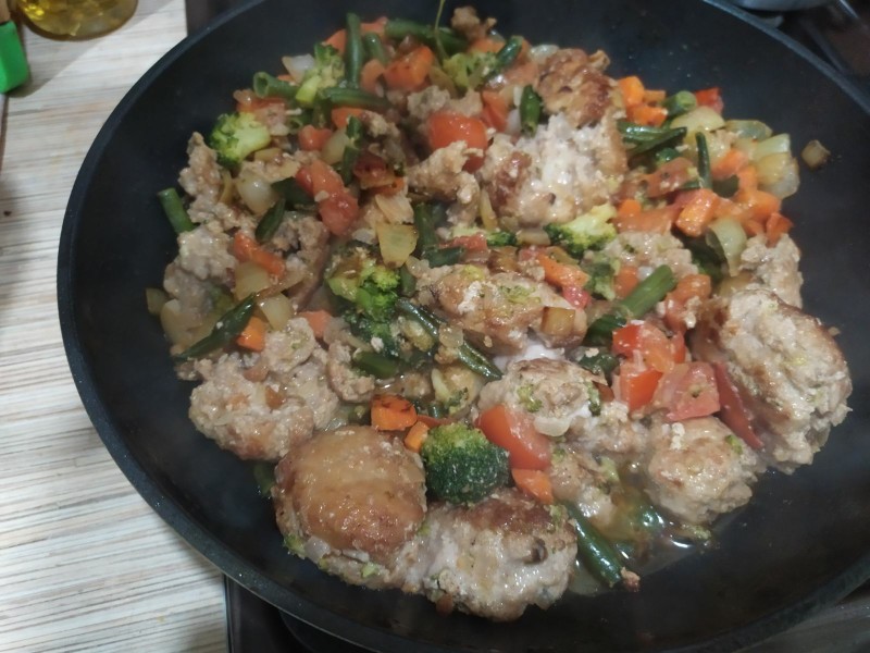 Мясные шарики с овощами