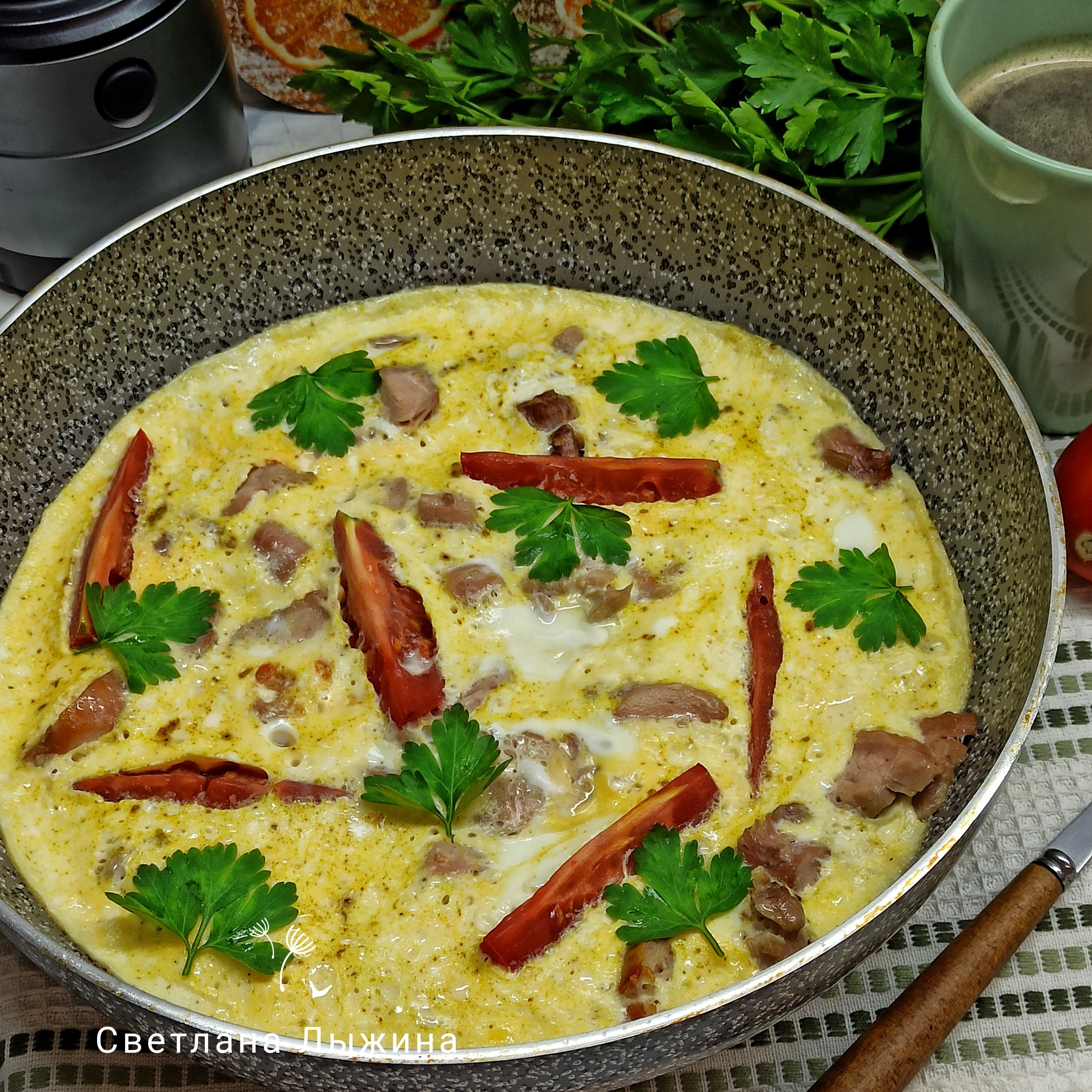 Омлет с копчёной курицей и помидорами
