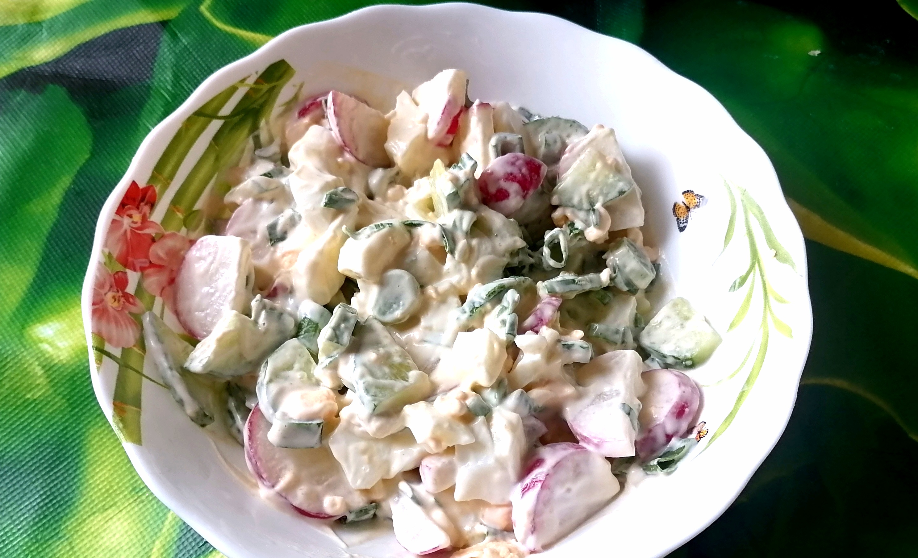 Салат с редисом, огурцом и яйцом