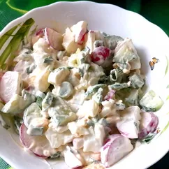 Салат с редисом, огурцом и яйцом