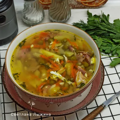 Куриный суп с горошком и яйцом