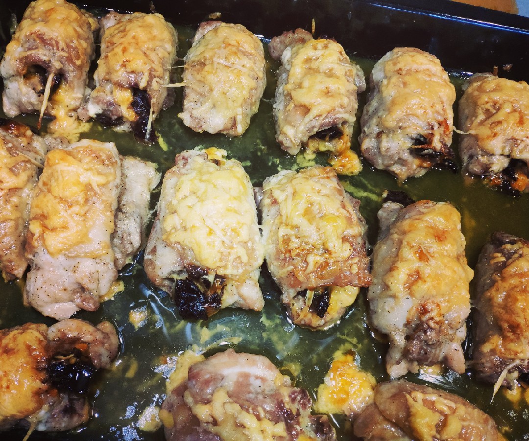 Рулетики из куриного бедра с сыром и черносливом