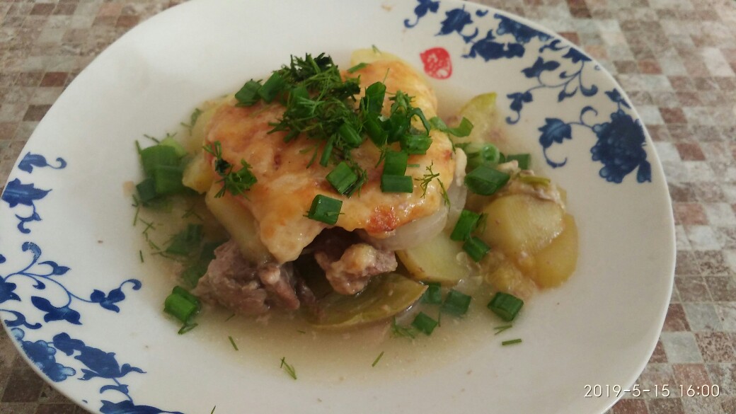 Мясо с овощами запечённое под сыром