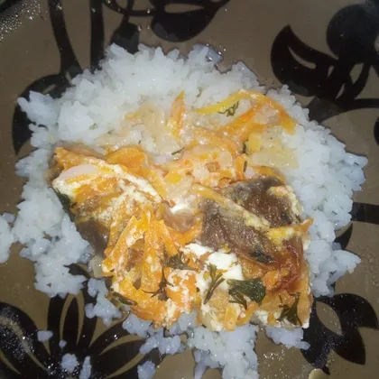 Тушеная рыба с луком и морковью на сковороде