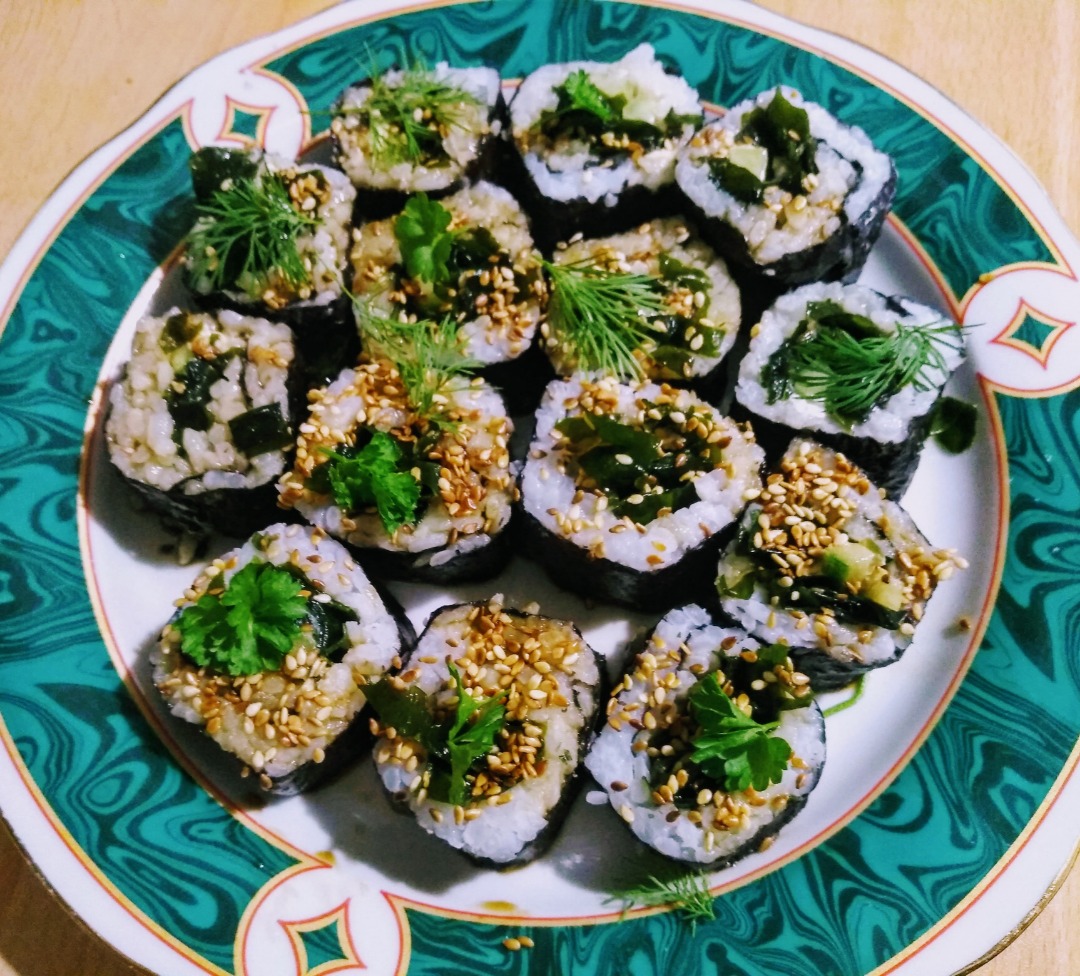 Салат Чука, роллы с водорослями чука