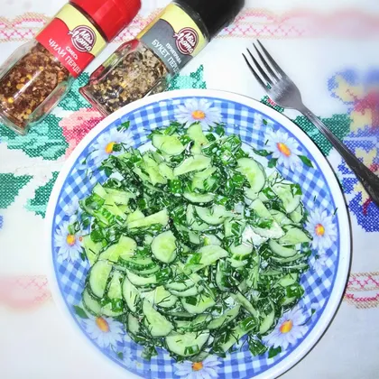 Зелёный салат из огурцов, лука и укропа