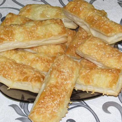 Вкусные слоеные палочки с сыром - фото рецепт