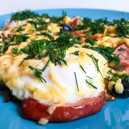 Быстрый завтрак — яичница с сосисками и сыром