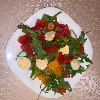 Салат с томатами и перепелиными яйцами