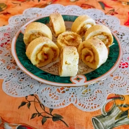 Бисквитный рулет с яблоками