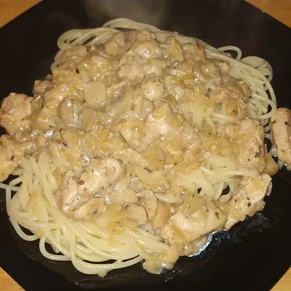 Спагетти с курицей в сливочно-грибном соусе