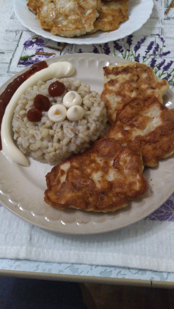 Рубленые котлетки из куриной грудки с перловкой