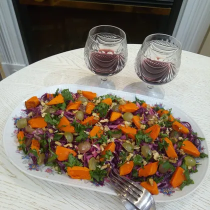 Салат из краснокочанной капусты с запеченной тыквой и фруктами