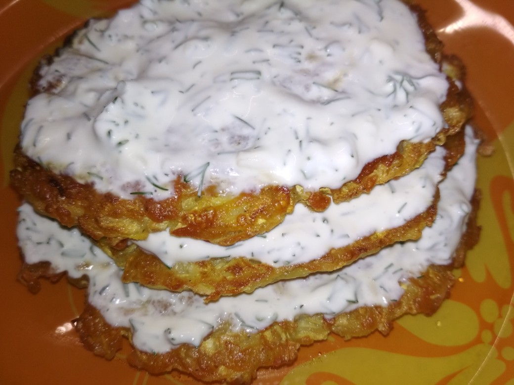 Кабачковые оладушки с сыром под сметанным соусом 😋