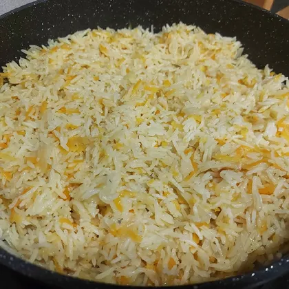 Рис на сковороде с луком и морковью