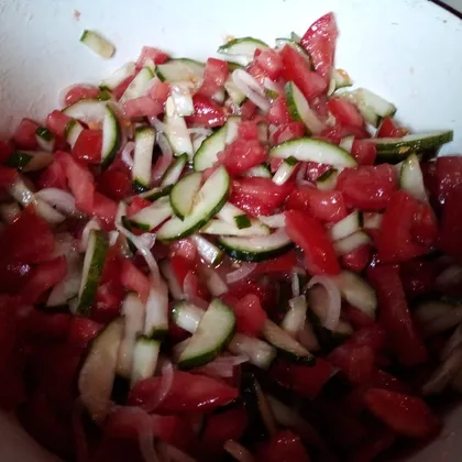 Салат помидорный огуречный