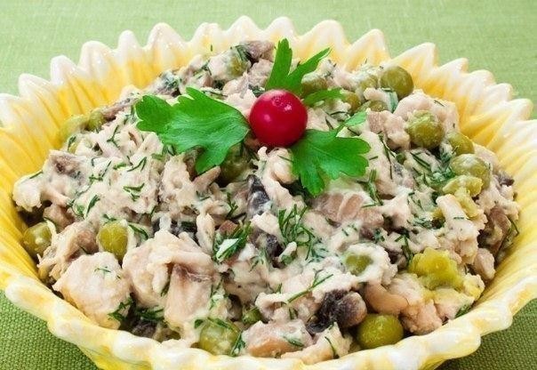 Салат с курицей и огурцами Майский День