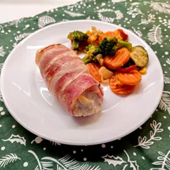 Рулетики из куриного филе с беконом