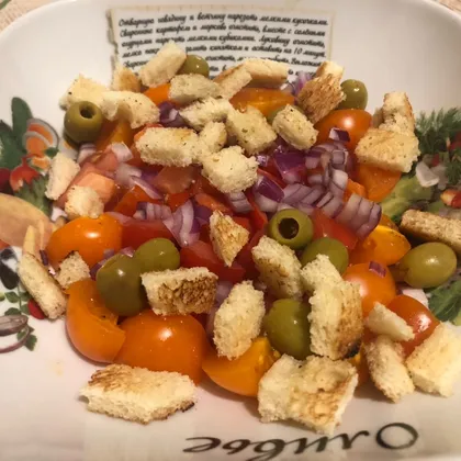 Турецкий салат из помидоров, оливок, лука и хлеба