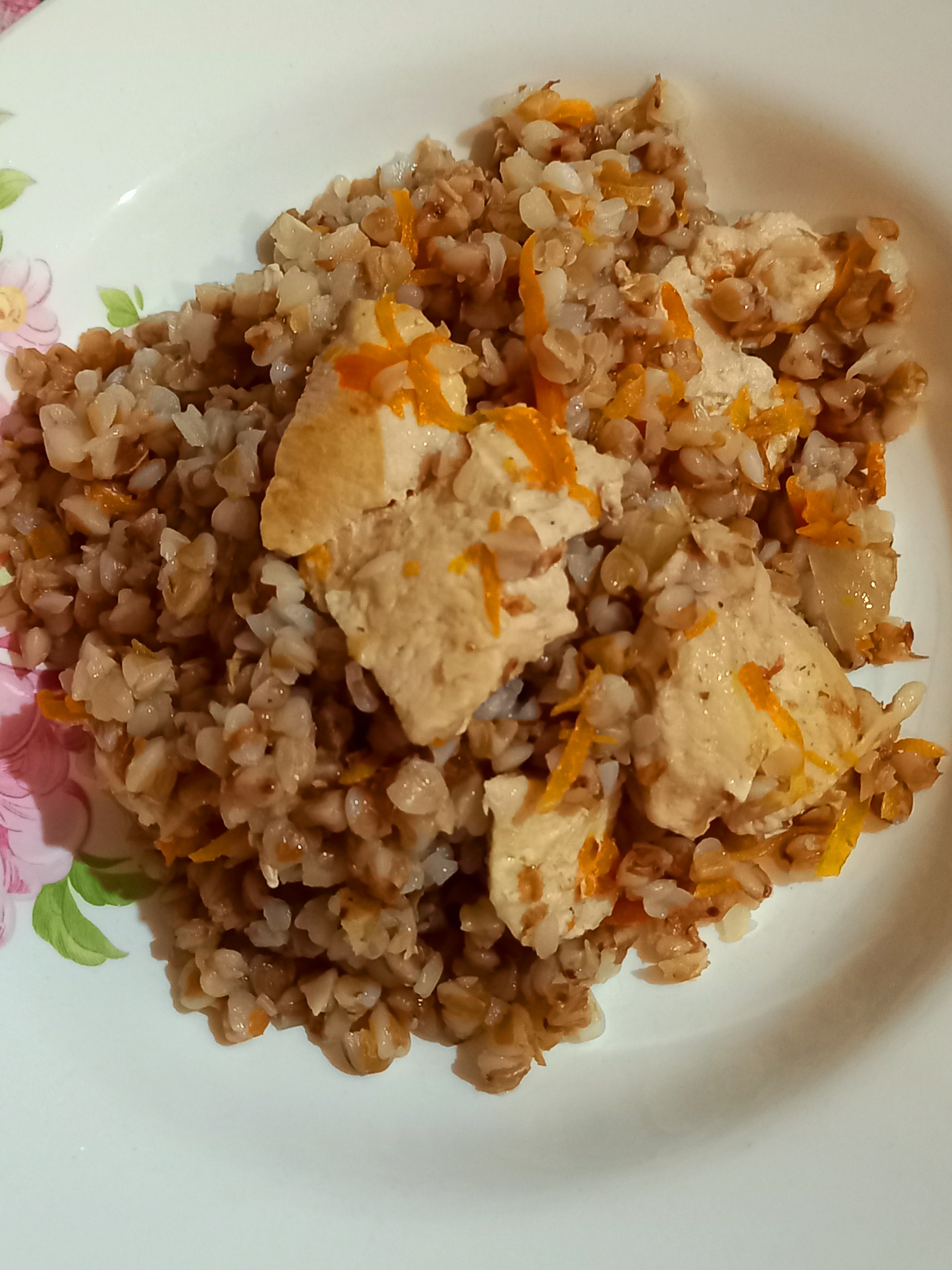 Гречка с куриной грудкой и овощами