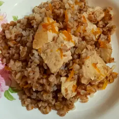 Гречка с куриной грудкой и овощами