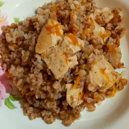 Гречка с куриной грудкой и овощами
