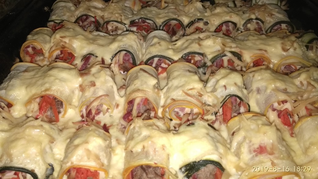 Кабачковые рулетики с ветчиной, сыром и морковью