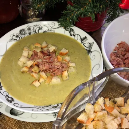 Суп-пюре из брокколи с беконом и сухариками