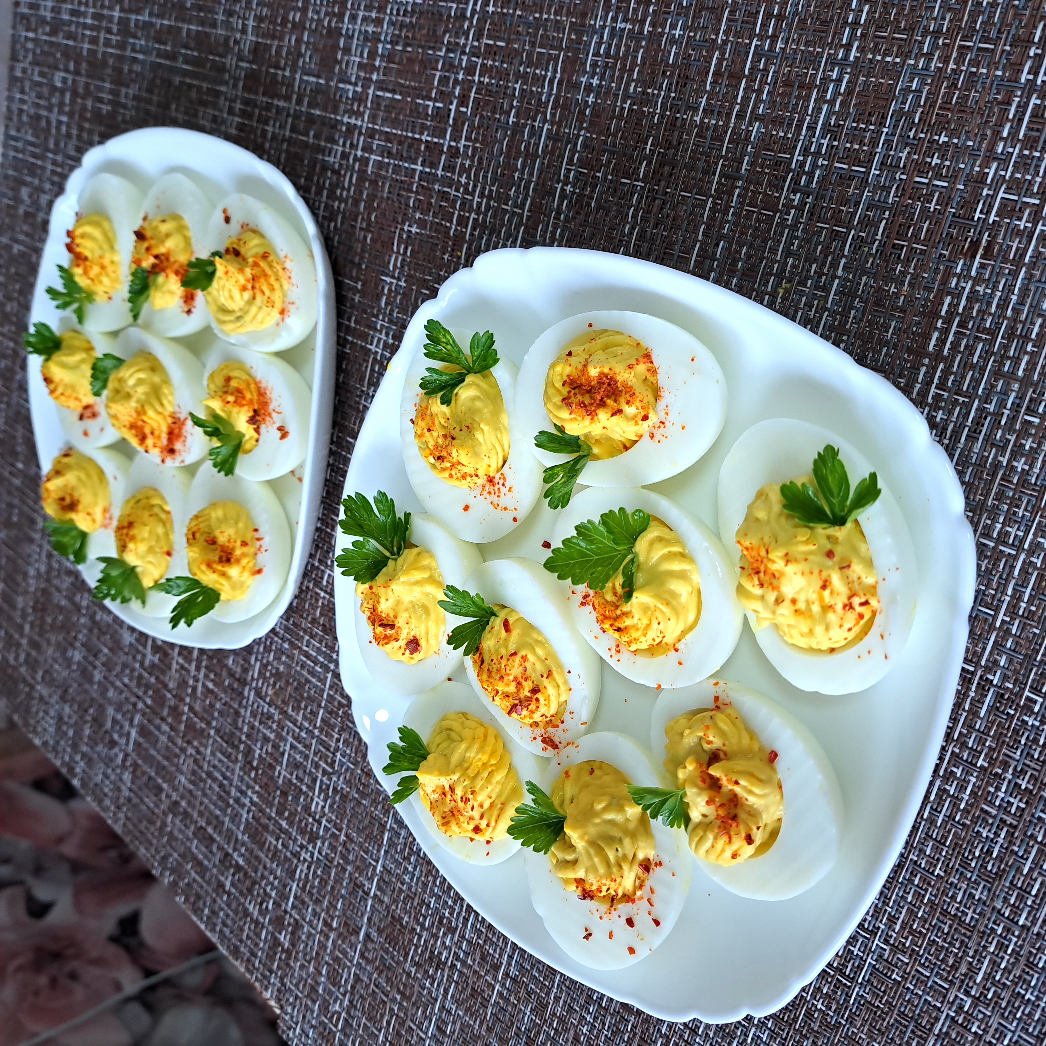Фаршированные яйца с чесноком и майонезом