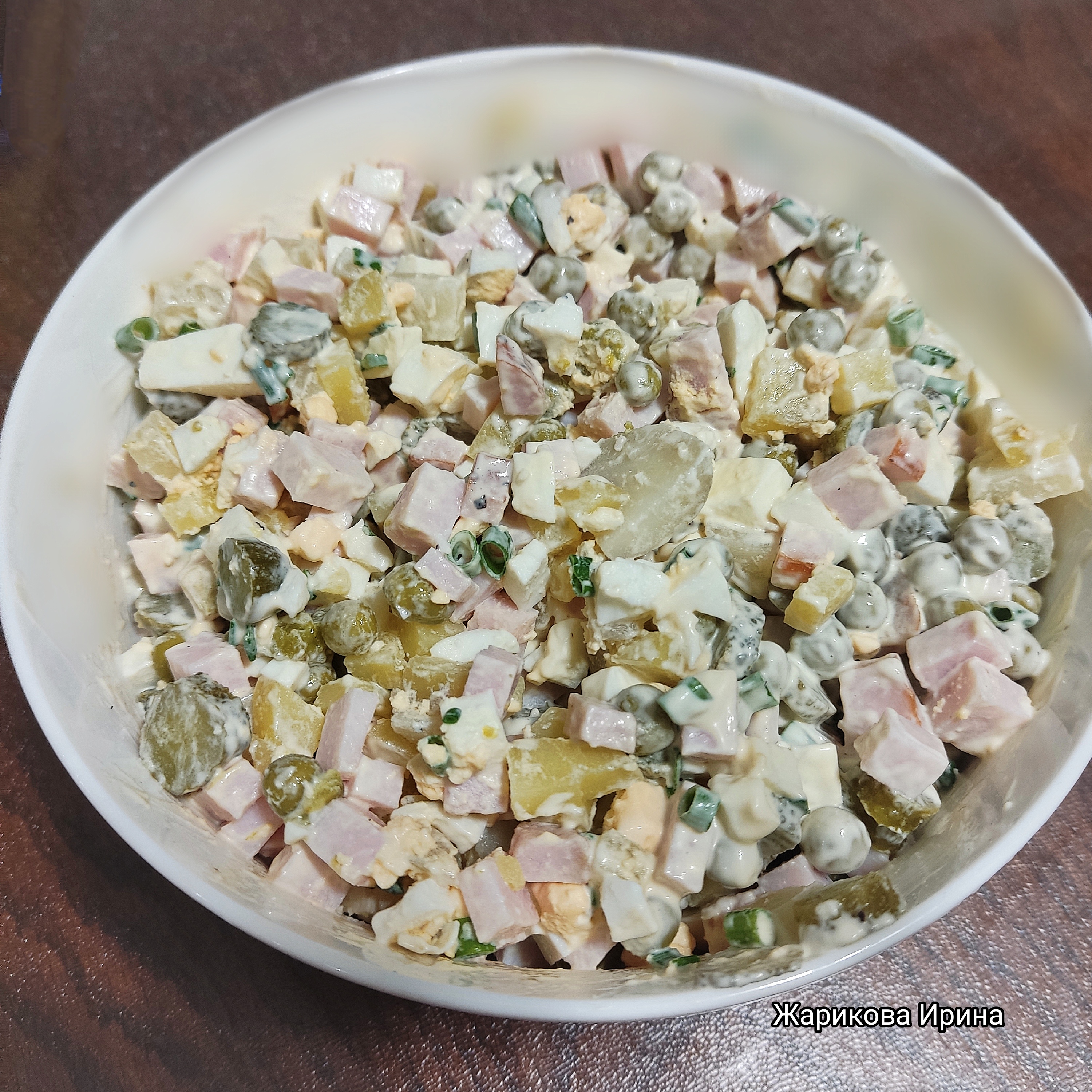 Салат с копченым карбонадом и корнишонами