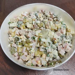Салат с копченым карбонадом и корнишонами 