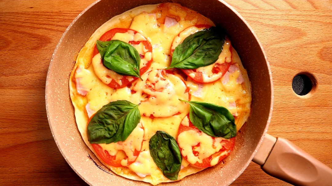 Пицца на сковороде со сметаной и сосисками: простой рецепт для быстрого ужина - ЗНАЙ ЮА