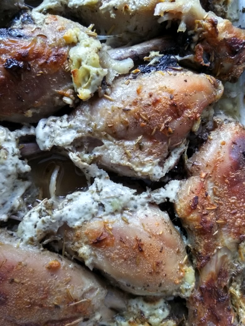 Куриные голени в духовке с грибами и маслинами