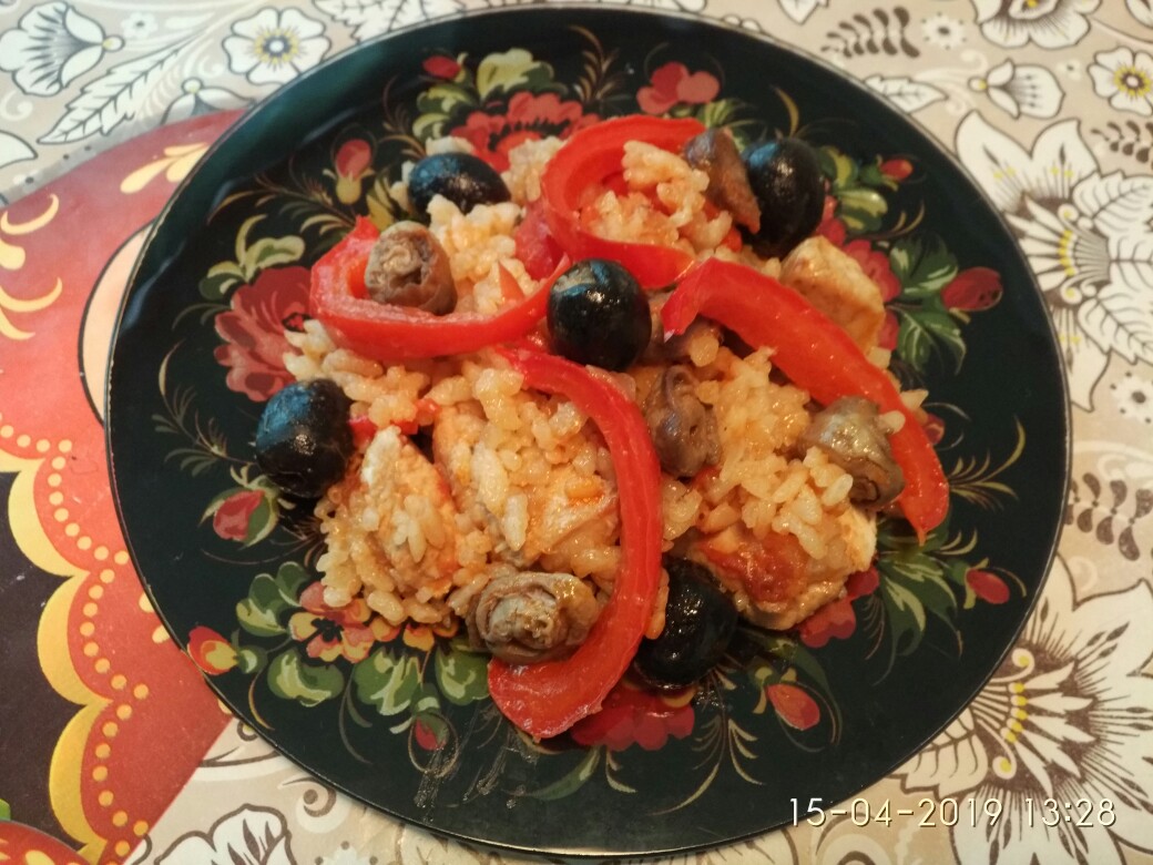 Паэлья с курицей и куриными сердечками