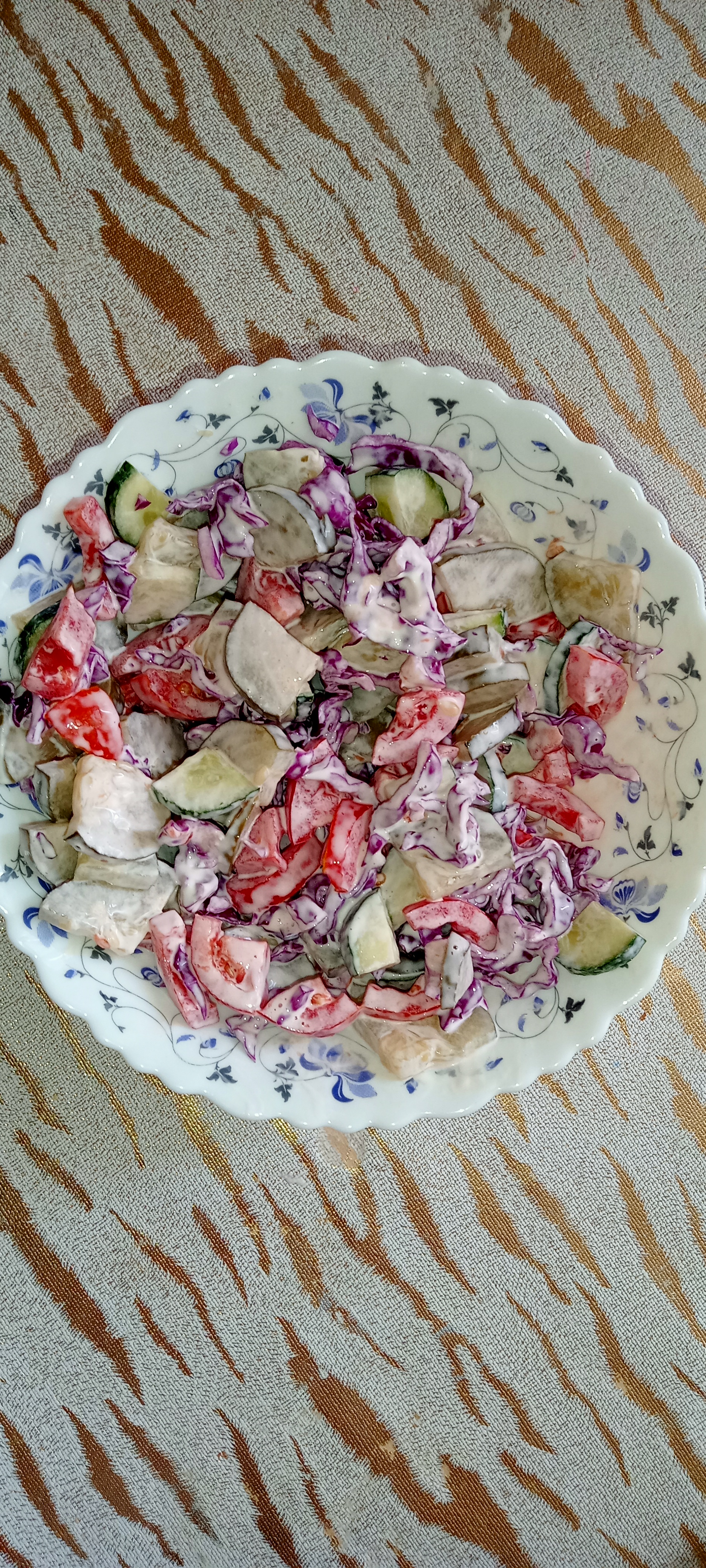 Быстрый овощной салат с солёным огурцом